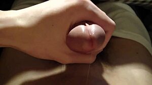 Jeg giver langsom massage til hans følsomme pik.