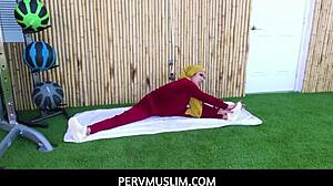 مدرب لياقة ينيك عميلة عربية مثيرة