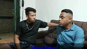 descobri minha esposa com meu amigo e fizemos dp nela