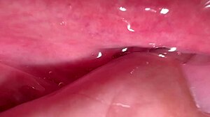 فتاة آسيوية 18+ كسها المحلوق يُلعق بعد 172 يوماً من فقدان العذرية