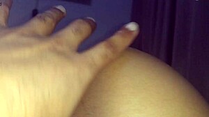 Morena molhada fingering her pussy