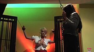 매력적인 블론드, BDSM 던전에서 묶여 커플 옆에서 박혀