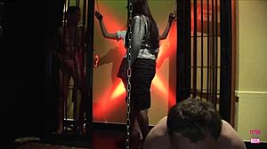 매력적인 블론드, BDSM 던전에서 묶여 커플 옆에서 박혀