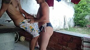 Mladá latinská služka s velkou prdelí mě svádí v těsných šortkách, předehra vede k šukání kundy na verandě