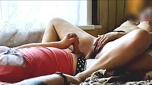 Ama de casa infiel complace coño afeitado con paja