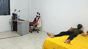 Sora vitregă tânără 18+ stă în timp ce mă masturbez pentru ea