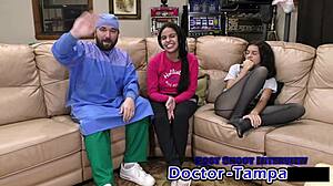 Dr. Tampa vyšetrí susedku Alix Avery pri prvej gynekologickej návšteve!