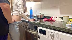 La Chica Limpia en Casa con Jeans Caliente