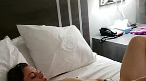 Milf se hace pajas intensas con dildo enorme