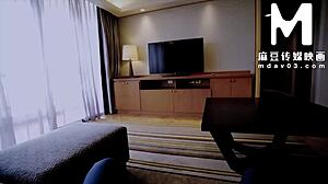 Sexy store pupper tjenestepike forfører med skitne ord daglig