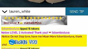 Ebony MILF se prstkuje do squirting orgazma.