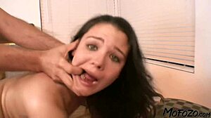 Majitel domu šouchnul svou brunetku sousedku v ušmudlané scéně kouření