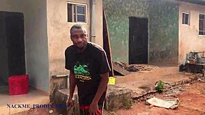 امرأة ناضجة مجنونة تُنيك بقوة من رجل وحيد أثناء جمع التراب