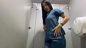 La Perversa Enfermera Se Masturba en el Baño Viniéndose a Chorros con Paciente Latina