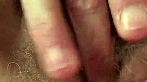 Drzna mama si masturira kosmato pičko v POV!