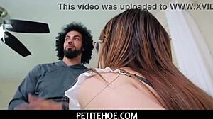 Petitehoe - Klient James Angel får det han vil med het tjener Honey Hayes!