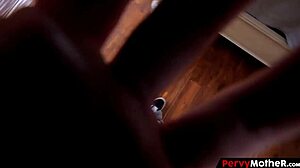 Tatlı milf üvey teyze üvey oğlunu sürpriz ediyor