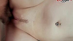 Jeg knullet den britiske brune jenta ved siden av for første gang, hun er så tynn og europeisk