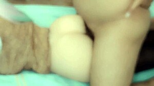 Παρθένα θετή κόρη γαμάται από θετό πατέρα με στρινγκ