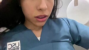 La Perversa Enfermera Se Masturba en el Baño Viniéndose a Chorros con Paciente Latina