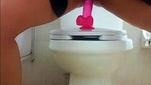 Petite girl sends squirting dildo video to boyfriend! 😱
