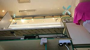 Szuper szexi vékony tizennyolc 18+ éves csaj dolgozik körte tangában és melltartó nélkül