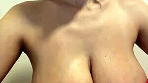 Stepmom payudara besar susu regangkan gaun merah