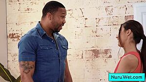 מאיה וולף משפשפת את ג'ון האגדי עם ג'ל נורו