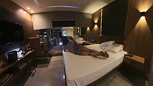 דופק את התחת הצר של סטפני TS