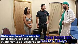 Mia má prvú gynekologickú prehliadku s Dr. Tampa, rozťahuje zadok v latexu 😳