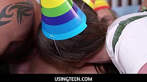 Varme teen fucker stedfar på fødselsdag