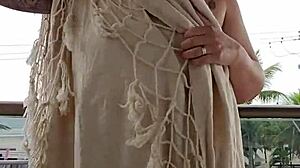 Mostrando Os Fundos Na Sacada