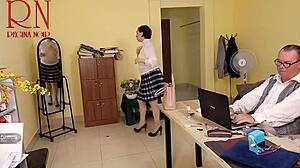 Vreme joge u kancelariji sa Reginom Noir koja bljeska i cepa odeću