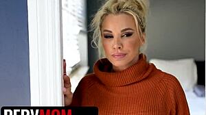 Velikoduza MILF pastor mama dobi svojo tesno pičko jebano od svojega pornografsko odvisnega pastor sina.