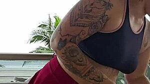 Mostrando Os Fundos Na Sacada