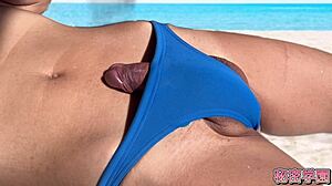 Chuje trčiace z plaviek na tajnej škole.