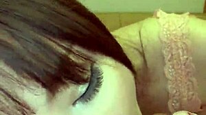 巨乳の日本人少女が巨大マンコでオナニー 縦動画