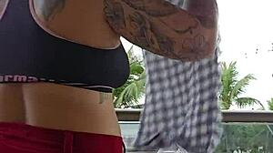 Mostrando Os Fundos Na Sacada