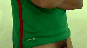 Futbolista mexicano masturbates in gym bathroom