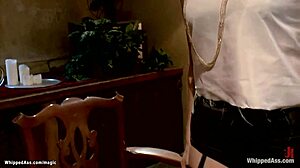 Bağlı fahişe kırbaçlandı ve becerildi