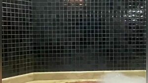 Ik en mijn blonde vriendin verleiden de fotograaf bij het zwembad 😏