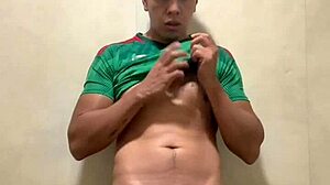 Futbolista mexicano masturbates in gym bathroom