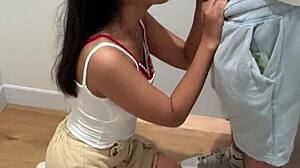 18세 아시안이 피팅룸에서 빨고 삼켜