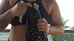 Mostrando Os Fundos Na Sacada