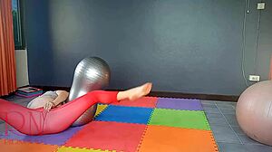 ヌードヨガ、レジーナ・ノワール、ヨガレオタードの女性がジムで実践 c1