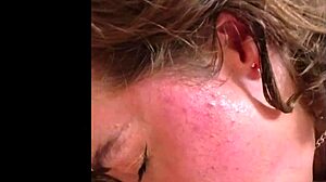 Eden Ivy salope française se fait pisser dessus en session intense