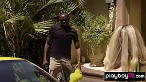 Mehurčkana ebony milf Misty Stone in gola najstniška punca 18+ pereta avto na snegu zunaj