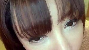 巨乳の日本人少女が巨大マンコでオナニー 縦動画