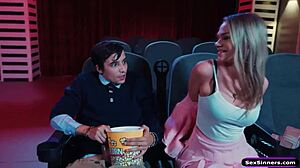 女友看电影无聊开始在影院吸男友鸡巴