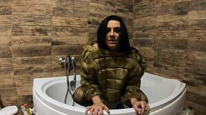 Milfycalla穿着皮草大衣和连裤袜在浴缸里尿尿